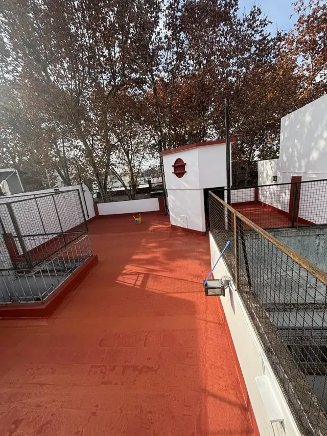 Otro sector de la misma terraza con la membrana roja recién aplicada
